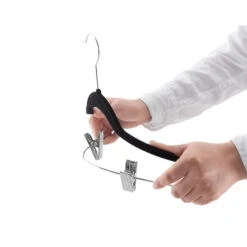 ACAZA Set Van 20 Fluwelen Kledinghangers - Metalen Haak - Zwart 9 ACAZA Set Van 20 Fluwelen Kledinghangers - Metalen Haak - Zwart -Huishoudelijke Goederen Winkel 1000068943 0103